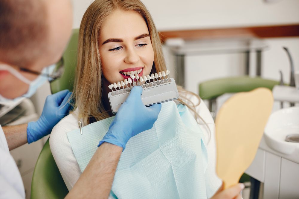 a women is getting dental veneers